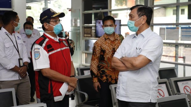 Menko Maritim dan Investasi Luhut Binsar Panjaitan melakukan sidak penerapan larangan mudik, Jumat (24/4). Foto: Dok: Ditjen Perhubungan Darat Kementerian Perhubungan.