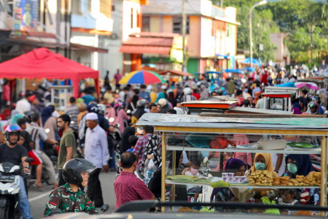 Warga berburu takjil di kawasan Kampung Baru, Banda Aceh. Foto: Suparta/acehkini  