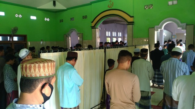 Warga di sejumlah masjid di Kabupaten Temanggung tetap menggelar salat berjemaah di masjid, Jumat (24/4/2020). Foto: ari