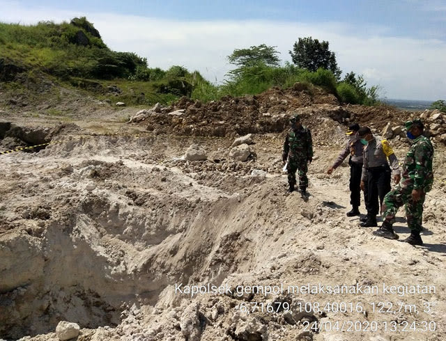 Polisi dan TNI meninjau lokasi penemuan ratusan mortir di lokasi penambangan semen. (Ciremaitoday)