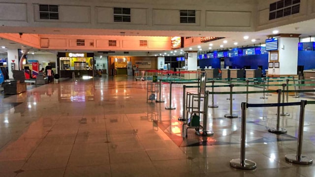 Suasana counter check-in di Bandara Halim Perdanakusuma yang sepi karena peraturan larangan terbang dari Kemenhub.  Foto: Dok. Muhammad Nur