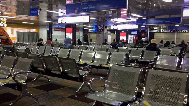 Foto: Terdampak Larangan Terbang, Sepi Menyergap di Bandara Halim (15147)