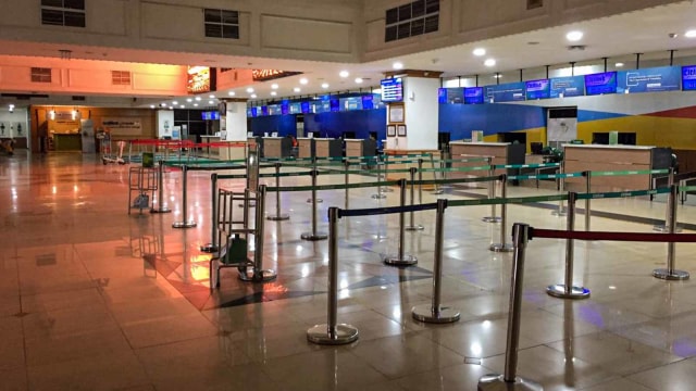 Suasana terminal penumpang di Bandara Halim Perdanakusuma yang sepi karena peraturan larangan terbang dari Kemenhub.  Foto: Dok. Muhammad Nur