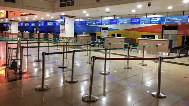 Suasana terminal penumpang di Bandara Halim Perdanakusuma yang sepi karena peraturan larangan terbang dari Kemenhub.  Foto: Dok. Muhammad Nur