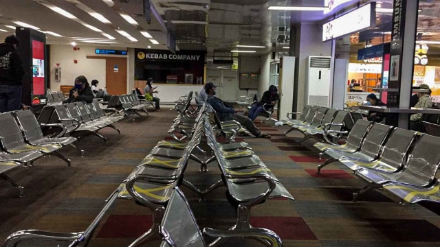 Foto: Terdampak Larangan Terbang, Sepi Menyergap di Bandara Halim (15146)