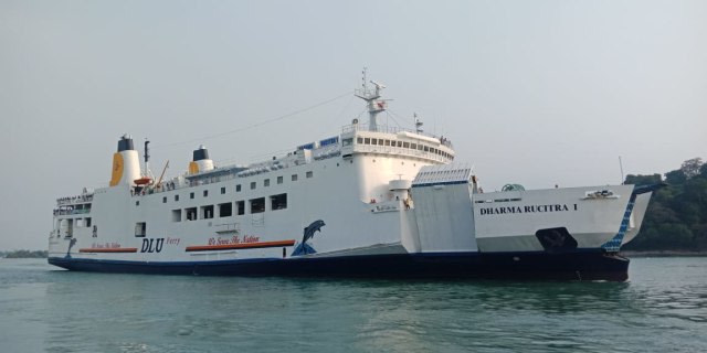 Kapal Ferry jenis Dharma Rucitra I saat akan berlayar dari Pelabuhan Bakauheni, Lampung ke Pelabuhan Merak, Banten | Foto: M. Adita Putra