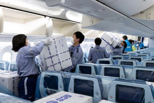 Semua penerbangan komersial di Jepang telah berhenti namun pesawat digunakan untuk mengangkut masker dari China. Foto : dokumen Ana Air