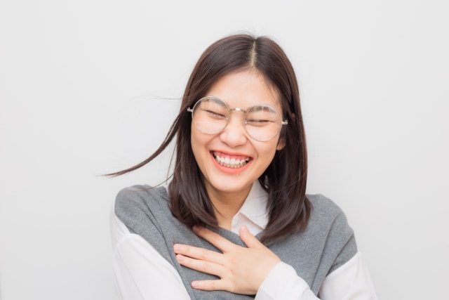 com-Ilustrasi wanita yang bahagia karena menjaga kesehatan mental. Foto: Shutterstock
