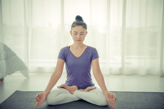 com-Ilustrasi wanita yang sedang menerapkan sikap mindfulness dengan meditasi. Foto: Shutterstock