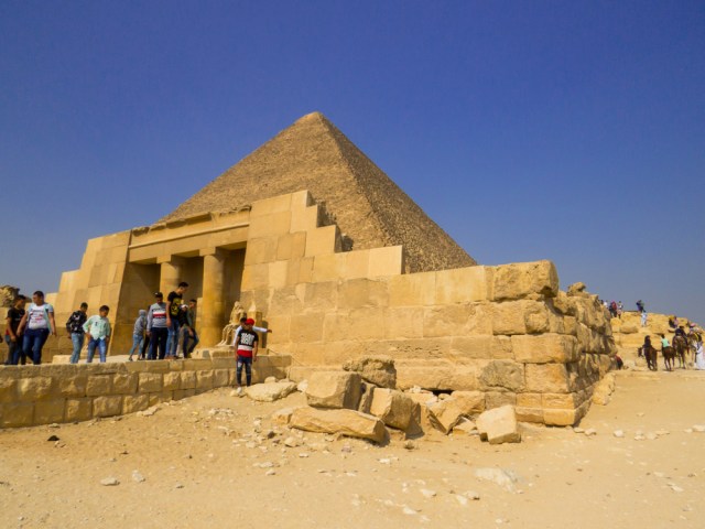 Wisatawan yang berkjunjung ke salah satu piramida di Mesir Foto: Shutter Stock