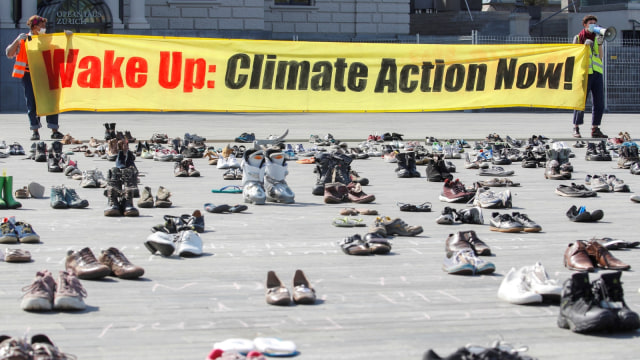 Sejumlah aktivis lingkungan dari gerakan Swiss Klimastreik Schweiz memegang spanduk bertuliskan "Perubahan iklim" saat demonstrasi di Zurich, Swiss. Foto: REUTERS/Arnd Wiegmann