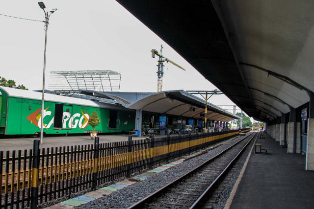 Suasana sepi di Stasiun Kota Malang.