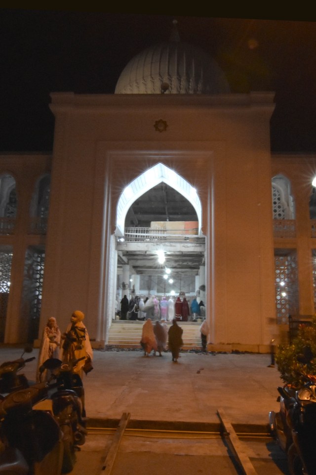 Masjid Baitussalihin Ulee Kareng, Banda Aceh, malam kedua Ramadhan 1441 H, tidak seramai tahun lalu. Foto: Adi Warsidi/acehkini