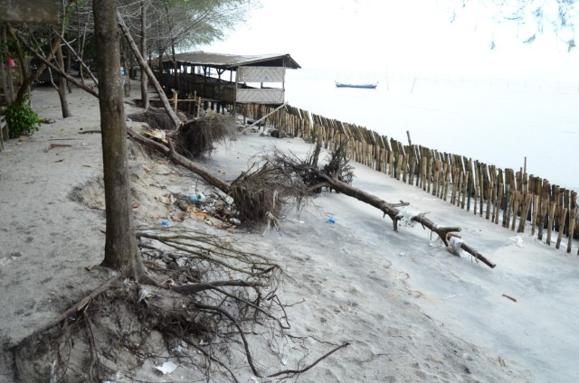 Kerusakan terjadi Pantai Labu, Deli Serdang. Sumut. Foto: SumutNews