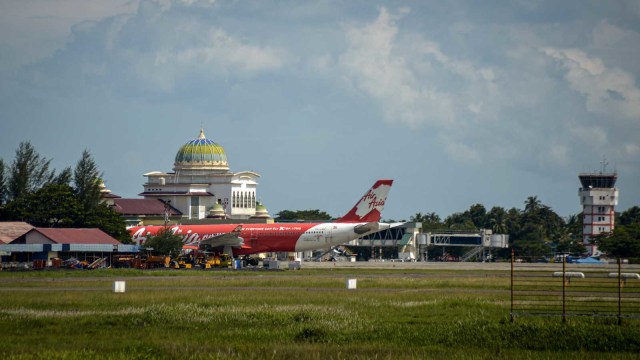 Satu unit pesawat penumpang berada di area parkir Terminal Bandara Sultan iskandar Muda (SIM), Blang Bintang, Kabupaten Aceh Besar, Aceh, Sabtu (25/4/2020). Foto: Antara/ AMPELSA