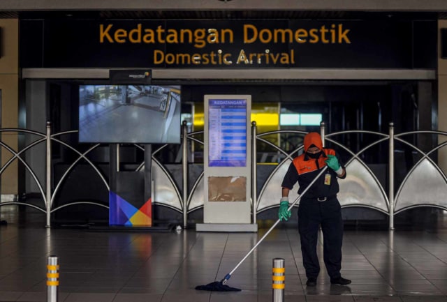 Petugas membersihkan area selasar di terminal kedatangan domestik, Bandara Internasional Minangkabau (BIM), Padangpariaman, Sumatera Barat. Foto: Antara/ Iggoy el Fitra