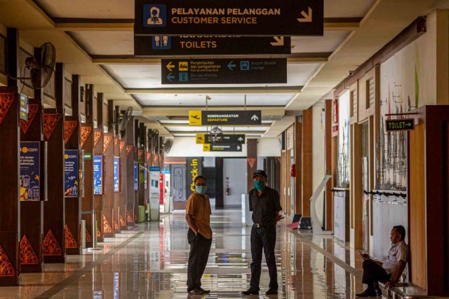 Pengemudi taksi berada di lobi Bandara Adisutjipto saat tutup di Maguwo, Sleman, DI Yogyakarta, Jumat (24/4/2020). Foto: Antara/Hendra Nurdiyansyah