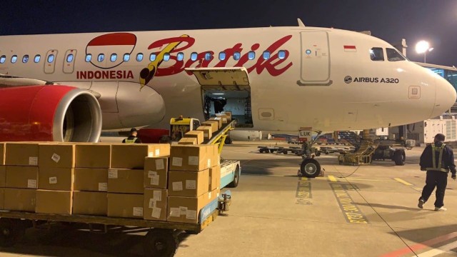 Pesawat Batik Air yang membawa barang dan obat-obatan dari Bandar Udara Internasional Xiaoshan Hangzhou, Zhejiang, Republik Rakyat Tiongkok ke Indonesia.  Foto: Dok. Batik Air