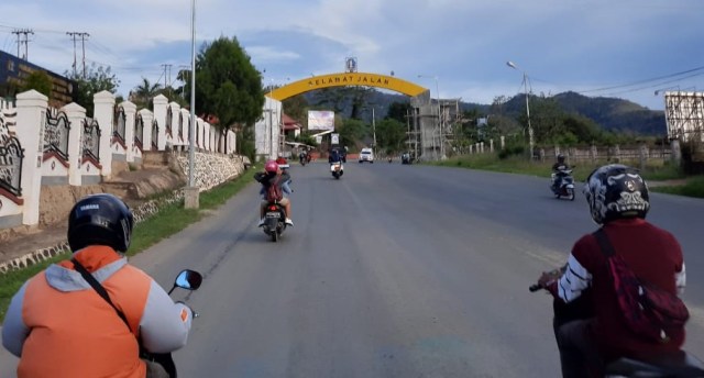 Ruas jalan batas Kota Jayapura dan Kabupaten Jayapura. Ribuan kendaraan melintas di jalan ini untuk aktivitas warga setempat. (BumiPapua.com/Liza Indriyani) 