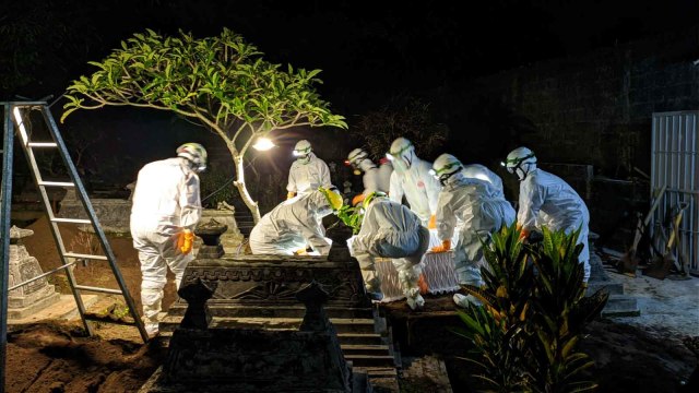 Relawan pemakaman pasien corona di markas PMI Kabupaten Sleman DI Yogyakarta. Foto: Dok. Humas PMI Kabupaten Sleman