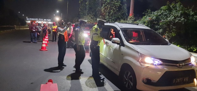Polisi menggelar razia kendaraan yang akan menyeberang ke Sumatera diminta putar balik di Tol Merak. Foto: Dok. Istimewa