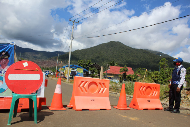 Jalur trans Provinsi di Batas Sultra-Sulsel ditutup penuh. Foto : Lukman Budianto/Kendarinesia