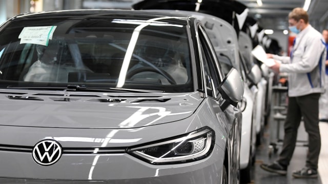 Seorang pekerja mengenakan masker saat bekerja di lini produksi untuk model Volkswagen ID.3 listrik di Zwickau, Jerman. Foto: Hendrik Schmidt/Pool via REUTERS