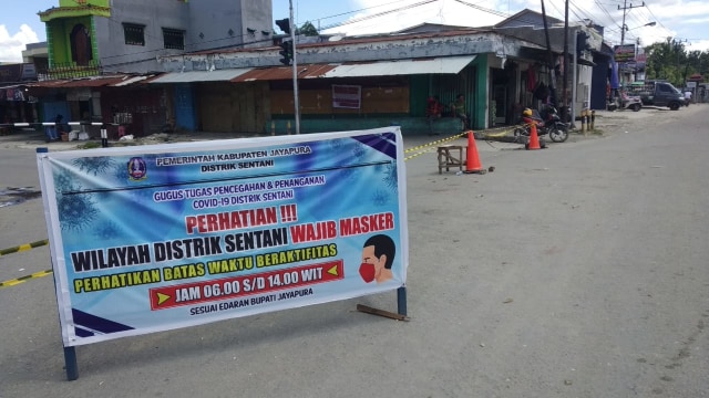 Tampak jalan masuk menuju Pasar Lama Sentani dipalang/ Levin