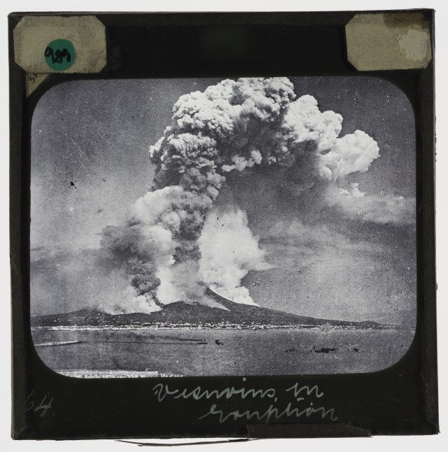 Foto erupsi Gunung Vesuvius pada 26 April 1872 oleh Giorgio Sommer. Foto ini dipercaya sebagai foto pertama yang menampilkan erupsi gunungapi (wikimedia commons | domain publik)