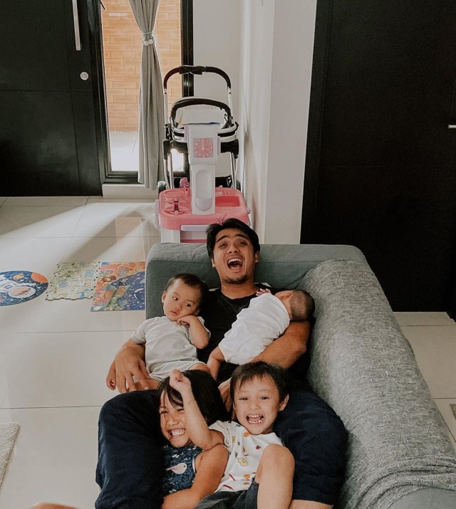 Ricky Harun dan anak-anaknya.  Foto: Instagram/@rickyharun