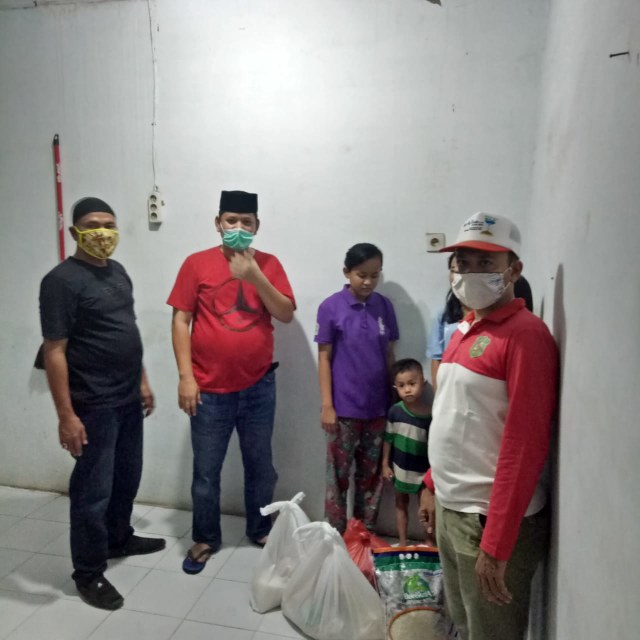 Pihak Kecamatan Medan Denai mendatangi langsung satu keluarga yang viral di medsos karena dikabarkan tak makan berhari-hari. Foto" Istimewa