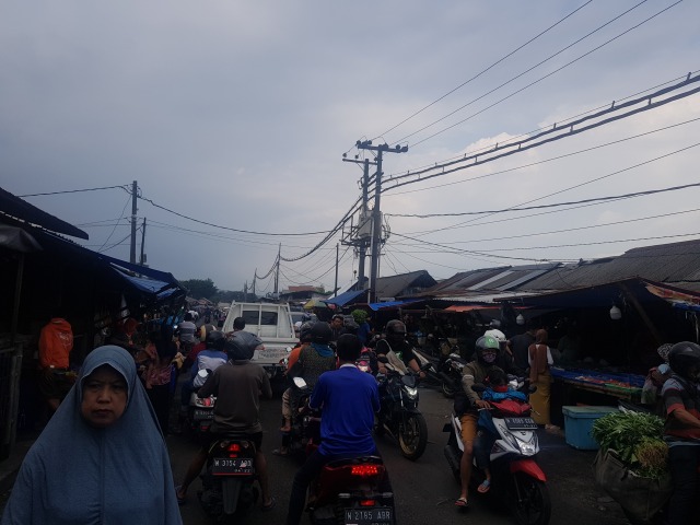 Suasana di Pasar Induk Gadang yang ramai, minggu siang (26/4). Foto: irham thoriq