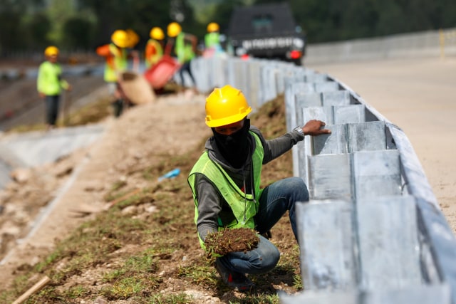 Pekerja di proyek Tol Aceh. Foto: Suparta/acehkini