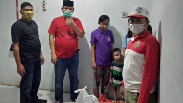 Camat Medan Denai saat mendatangi rumah sekeluarga viral karena kelaparan dan diusir dari kontrakan. Foto: Dok. Istimewa