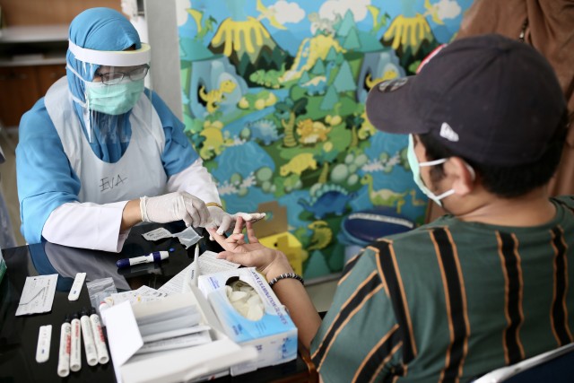 Pemeriksaan rapid test untuk sejumlah ODP di Darussalam, Banda Aceh. Foto: Abdul Hadi/acehkini