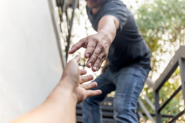 com-Ilustrasi berbuat baik kepada sesama akan mendatangkan kebaikan lain. Foto: Shutterstock