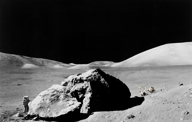 Ilustrasi Seorang astronout sedang melakukan observasi di Bulan (Foto: WikiImages from Pixabay)