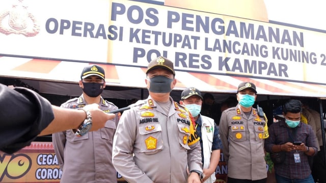 KAPOLDA Riau, Irjen Pol Agung Setya Imam Effendi, Minggu, 26 April 2020, saat meninjau Pos Pengamanan perbatasan Riau-Sumbar, XIII Koto Kampar. 