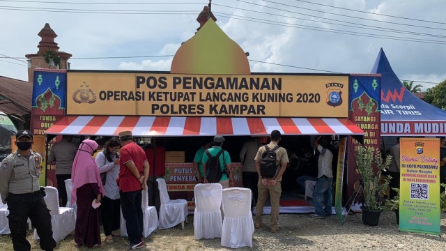 POS Pengamanan Operasi Ketupat Lancang Kuning 2020 di XIII Koto Kampar, perbatasan Riau-Sumatera Barat, Minggu, 27 April 2020. 