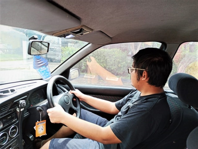 Ilustrasi menengok saat mengemudi Foto: Muhammad Ikbal/kumparan