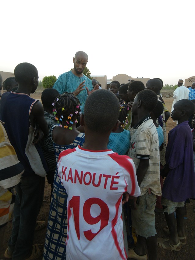 Setelah pensiun, Frederic Kanoute aktif menggelar kegiatan amal lewat lembaga yang dia bangun sendiri, Kanoute Foundation. Foto: dok. Kanoute Foundation