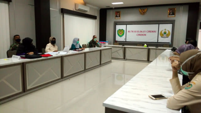 Manajemen RS Ciremai Cirebon memaparkan hasil rapid test 21 paramedis, Senin (27/4/2020). (Ciremaitoday)