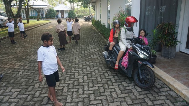 Ilustrasi mengantar anak ke sekolah. Foto: Nugroho Sejati/kumparan