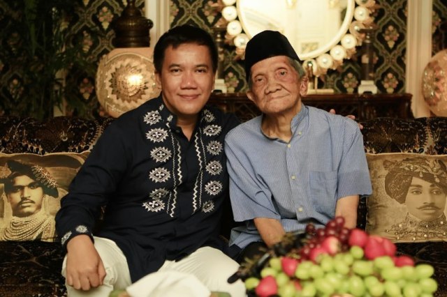 HM Fitno sebelah kiri dengan kakek penjual tisu. Foto: Instagram @fitno_fabulous