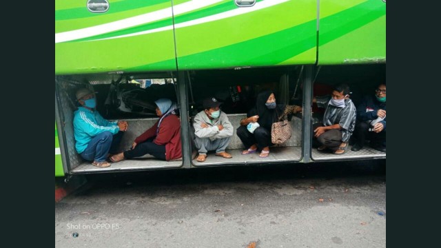 Foto para pemudik yang rela jongkok di bagasi bus Tangkapan layar dari twitter @akurommy