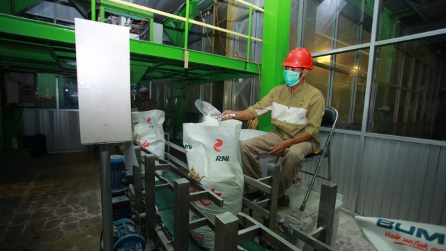 Seorang pekerja di pabrik gula produksi BUMN PT RNI. Foto: Dok. RNI