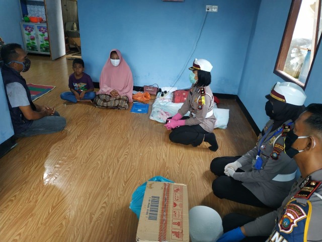 Kasat Lantas Polresta Barelang, Kompol Yunita Stevany bersama jajaran mengunjungi rumah duka. Foto: Istimewa