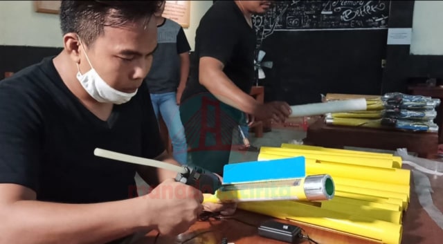 Proses pembuatan alat disinfektan Sinar UV yang dikembangkan oleh Daud Lolong, pria asal Minahasa Selatan, Sulawesi Utara (foto: febry kodongan)