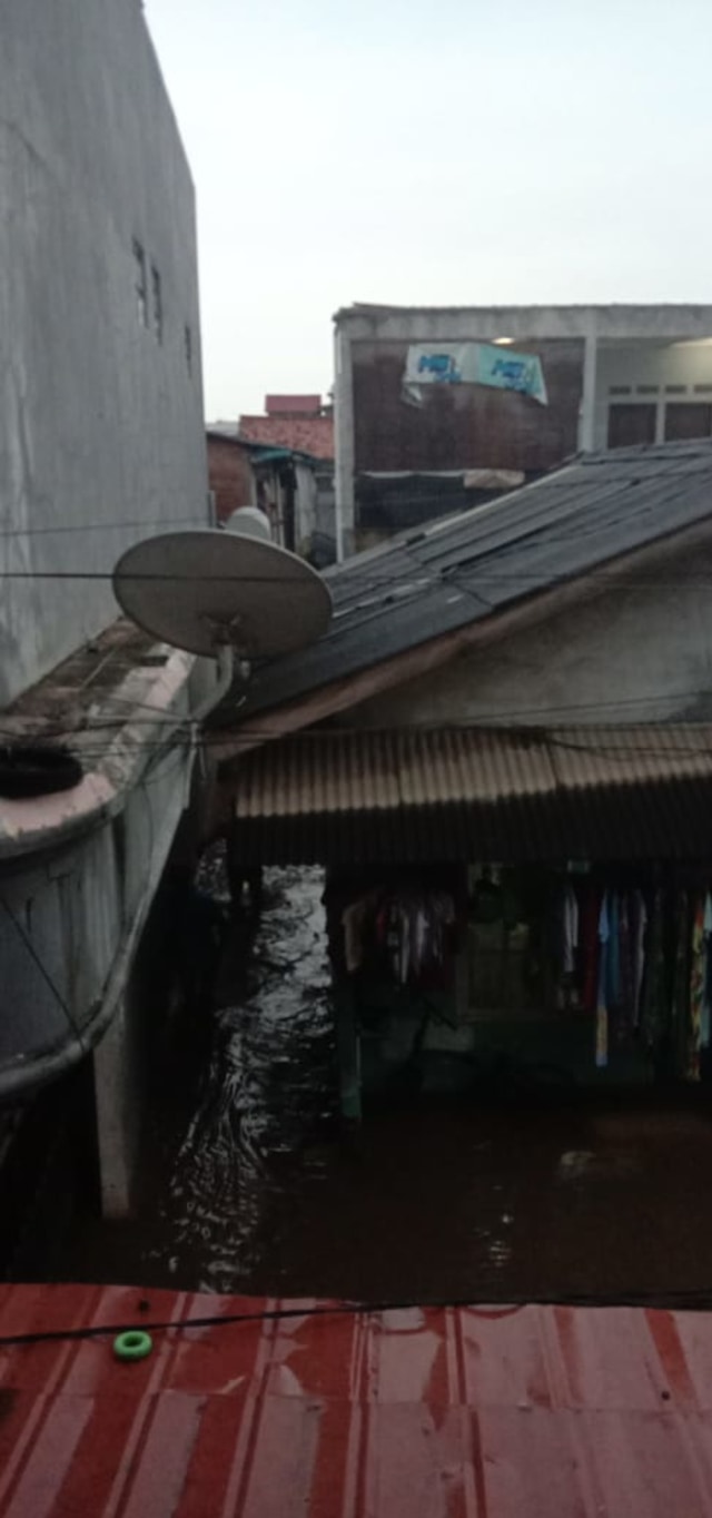 Banjir di Jl. Warung Jati Barat, Gang.15, Kec. Pancoran, Kel.Kali Bata, RT.012, RW.05 Jakarta Selatan.  Foto: Dok: Arpendi (warga)