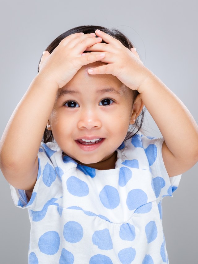 Ilustrasi anak balita memegang wajah. Foto: Shutterstock